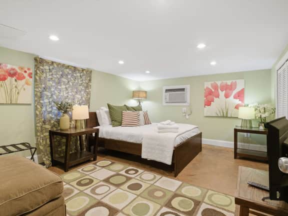 Charming 4BR Bungalow - Steps to Clarendon METRO - Image 3