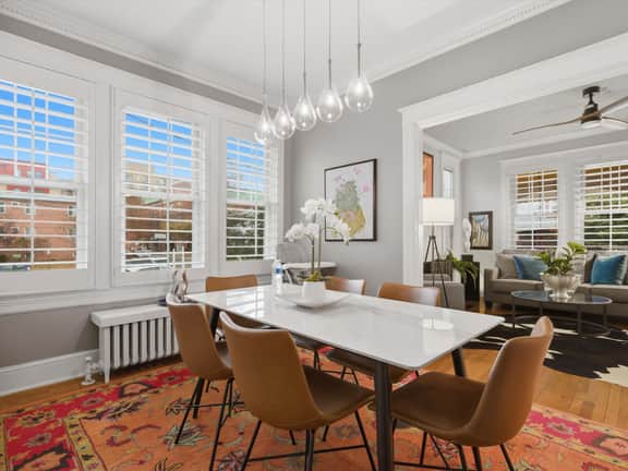 Charming 4BR Bungalow - Steps to Clarendon METRO - Image 5