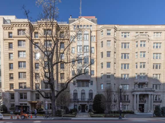 2-BR Neighboring the White House & Nat'l Mall - Image 4