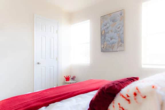 Lovely 2BR & Short Ride to Union Station - Image 5