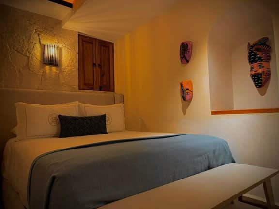 Elegant Double Queen Room - Casa Laja Hotel - Image 4