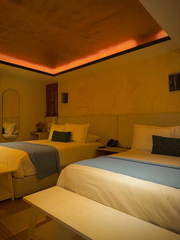 Elegant Double Queen Room - Casa Laja Hotel - Image 5