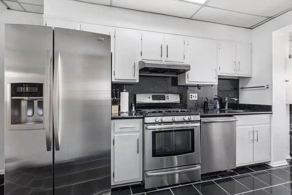 Spacious 4BR DC Townhouse with Free Parking - Image 2