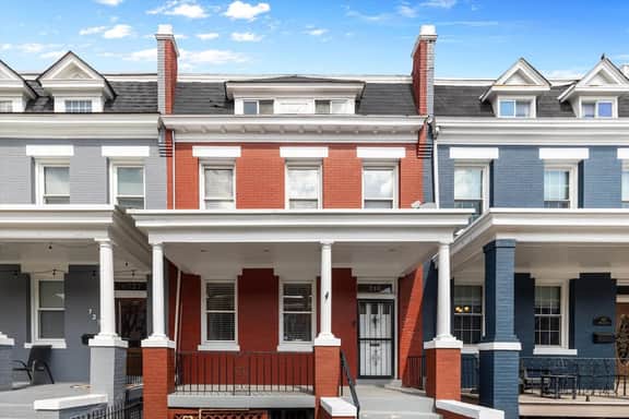 Spacious 4BR DC Townhouse with Free Parking - Image 4