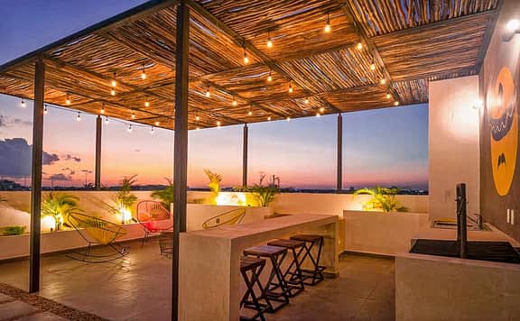 Rooftop Oasis Studio, Pool Access, Near 5th Ave - Image 5