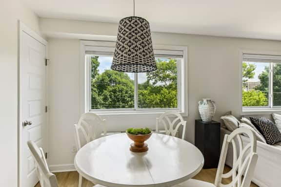 Arlington Convenience / Spacious & Modern - Image 4