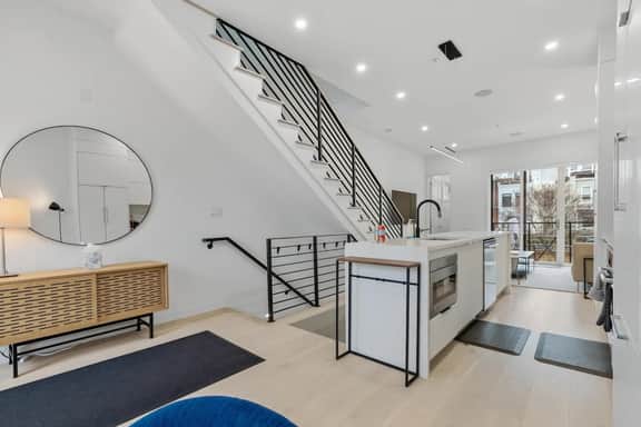 Bloomingdale 4-BR Homestay / Rooftop + Parking - Image 2