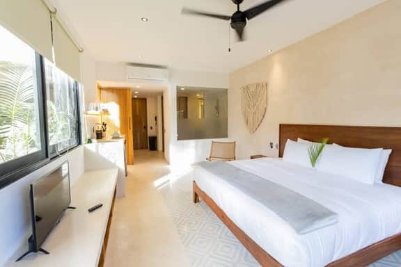 Minutes to the beach value! 1BR Studio - Image 3