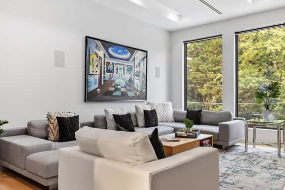 Top of The Hill / Luxury Clarendon 4-BR Homestay - Image 5