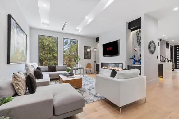 Top of The Hill / Luxury Clarendon 4-BR Homestay - Image 3