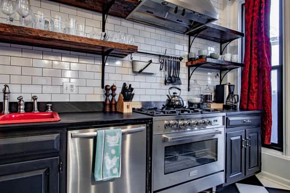 Exceptional Designer Victorian Home // Close to METRO Subway - Image 4