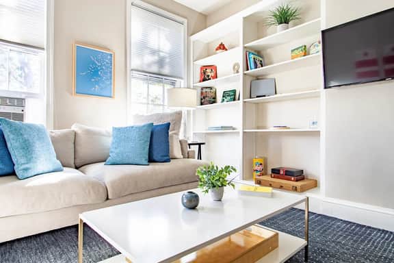 Bright Top Floor On Georgetown Cobblestone Street - Image 2