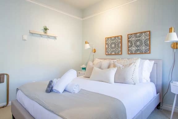 Bright Top Floor On Georgetown Cobblestone Street - Image 4