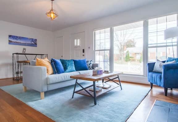 CHARMING UPDATED RAMBLER ✶✶ 7-MIN WALK TO FOREST GLEN METRO ✶✶ 5-MIN WALK TO HOLY CROSS HOSPITAL - Image 2