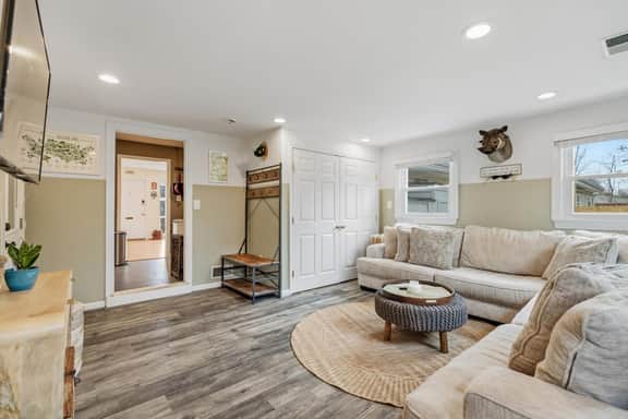 ALX Cape Cod 3-BR Near Old Town & Mount Vernon - Image 3