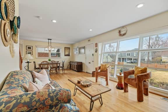 ALX Cape Cod 3-BR Near Old Town & Mount Vernon - Image 2