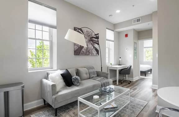 Modern 1 BR - clean finishes. - Image 2