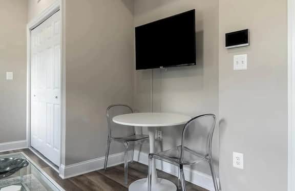 Modern 1 BR - clean finishes. - Image 3