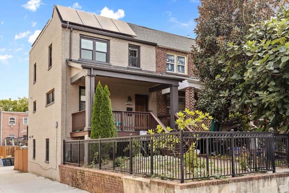 Entire 3-BR Row House in Peaceful Kingman Park DC - Image 2