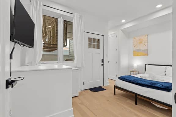 Great location, Great Value, 2-BR Steps to H St! - Image 4