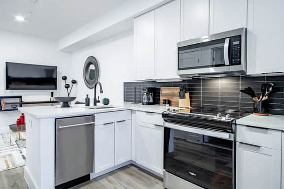 2-BR in Great DC Location / Transit & Shopping - Image 4