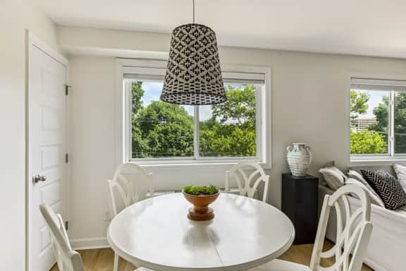 Arlington Convenience / Spacious & Modern - Image 4