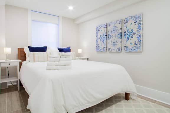 MODERN & SPACIOUS 2-BR ✮✮✮✮✮ SUBWAY // SHOPPING - Image 2