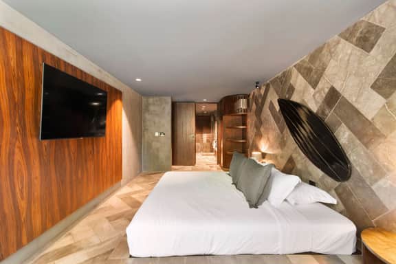Luxury 4BR Condo - Art & Pool - Barneys Residences - Image 3