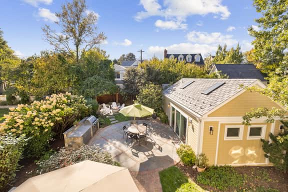 Clarendon Retreat, 5-BR Luxurious Urban Estate - Image 5