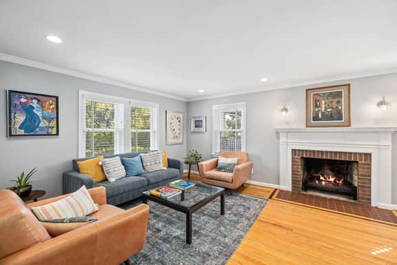 Clarendon Retreat, 5-BR Luxurious Urban Estate - Image 4