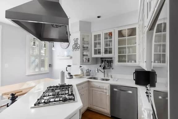 Quintessential Georgetown Homestay / Wisconsin Ave - Image 4