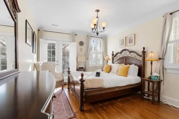 Quintessential Georgetown Homestay / Wisconsin Ave - Image 2