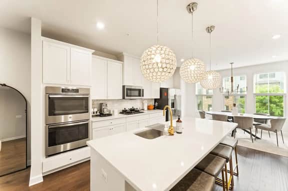 Ashburn 4-BR Homestay / Close to Dulles & METRO - Image 4