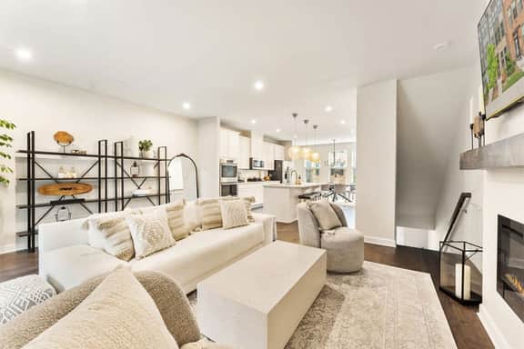 Ashburn 4-BR Homestay / Close to Dulles & METRO - Image 2