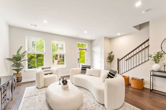 Ashburn 4-BR Homestay / Close to Dulles & METRO - Image 3