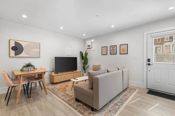 Central 2-BR City Sanctuary - Commuter-Friendly - Image 2