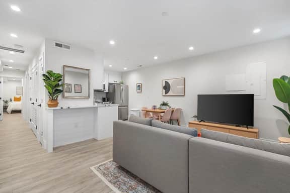 Central 2-BR City Sanctuary - Commuter-Friendly - Image 4