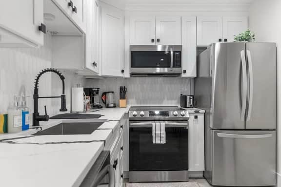 Central 2-BR City Sanctuary - Commuter-Friendly - Image 5