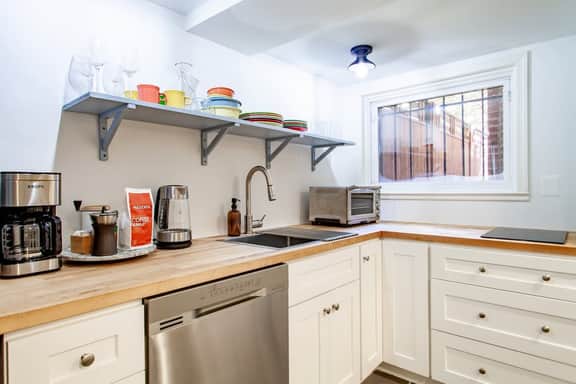 Spacious 1BR NW Garden Apartment / Walker's Dream! - Image 5