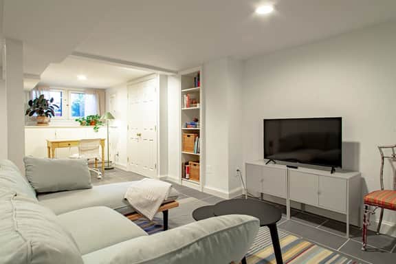 Spacious 1BR NW Garden Apartment / Walker's Dream! - Image 3