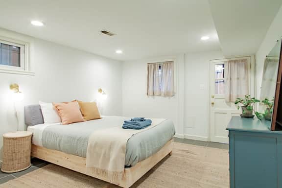 Spacious 1BR NW Garden Apartment / Walker's Dream! - Image 2