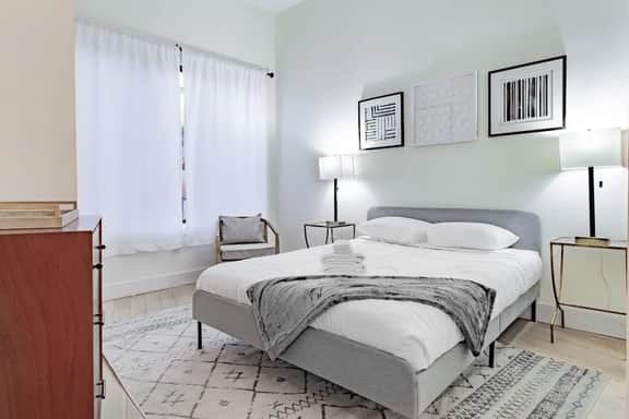 Vibrant 2-BR Luxe Flat Adjacent Eastern Market ✫ Walk to METRO, Barracks Row, Capitol Hill - Image 3