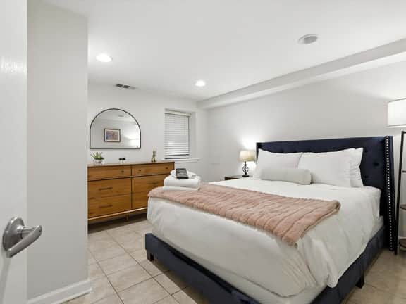 Cozy 2BR Flat - Walk to METRO Union Market - Image 5
