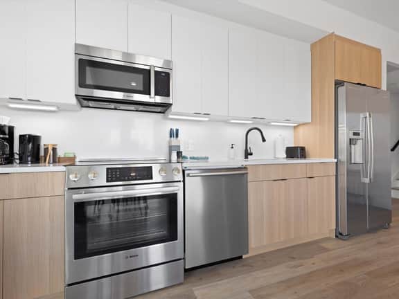 2-Level 2BR & Terrace - Near Metro & Union Market - Image 5