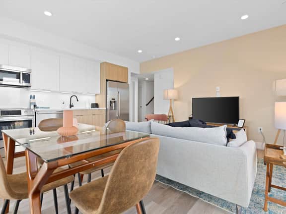 2-Level 2BR & Terrace - Near Metro & Union Market - Image 3