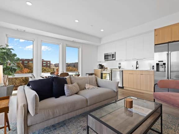 2-Level 2BR & Terrace - Near Metro & Union Market - Image 4