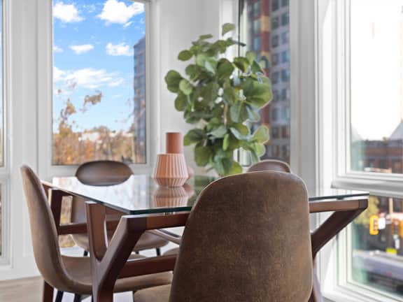 2-Level 2BR & Terrace - Near Metro & Union Market - Image 2