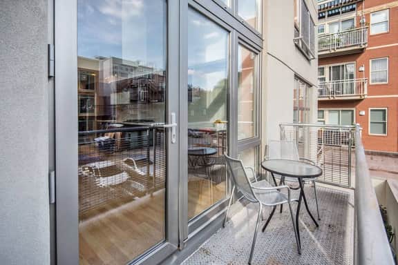 Loft Near Subway, Free Parking, Walk to Shopping - Image 3