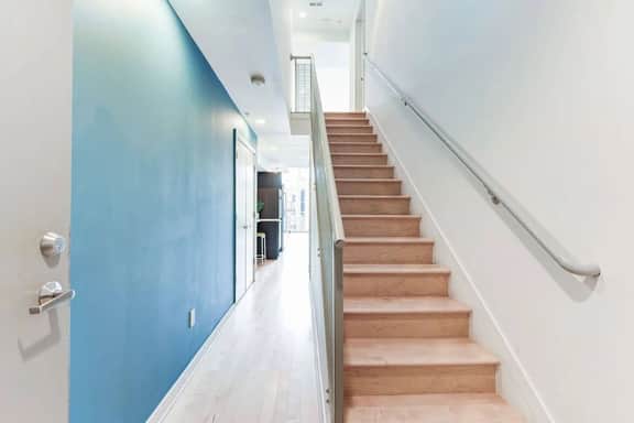 Loft Near Subway, Free Parking, Walk to Shopping - Image 2