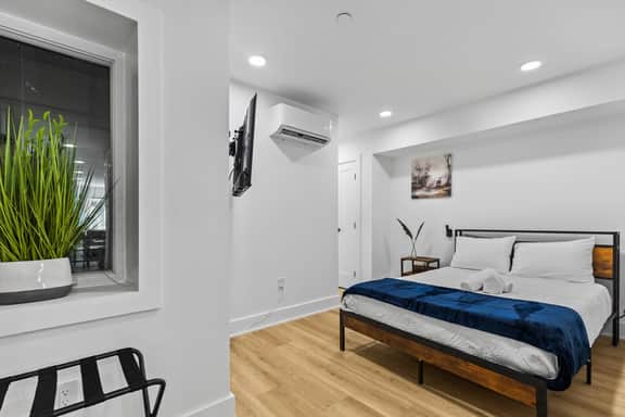 Stylish 2-BR, Only Minutes to Union Station - Image 2